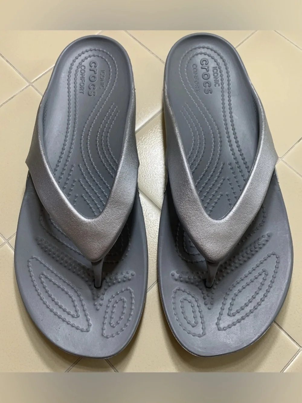 Crocs Kadee II Metallic Flip Flops Sandals Light Weight Silver Sz W10 NWOT